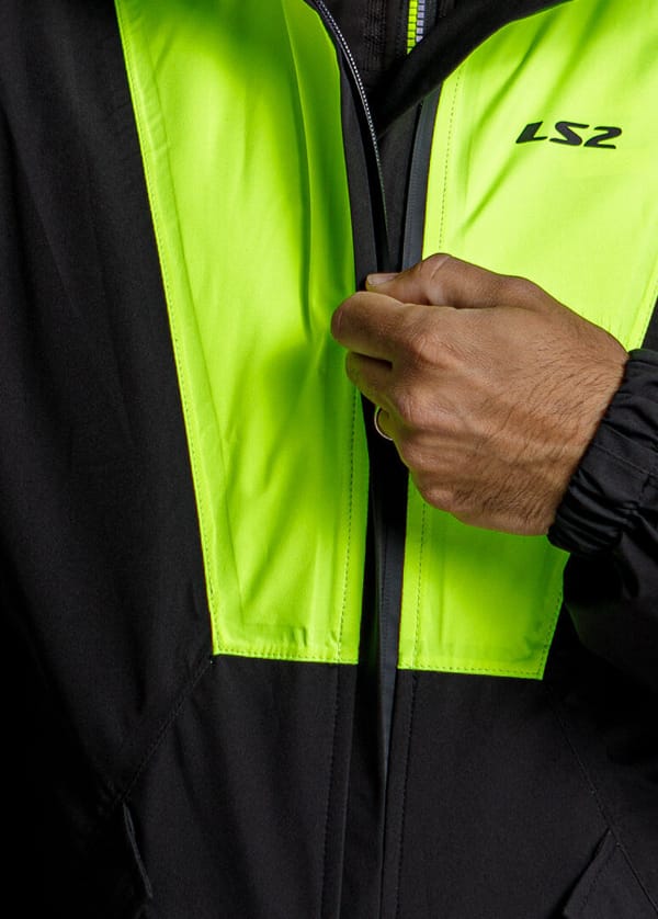 Cierre frontal con cremallera impermeable en la chaqueta LS2 X-Rain